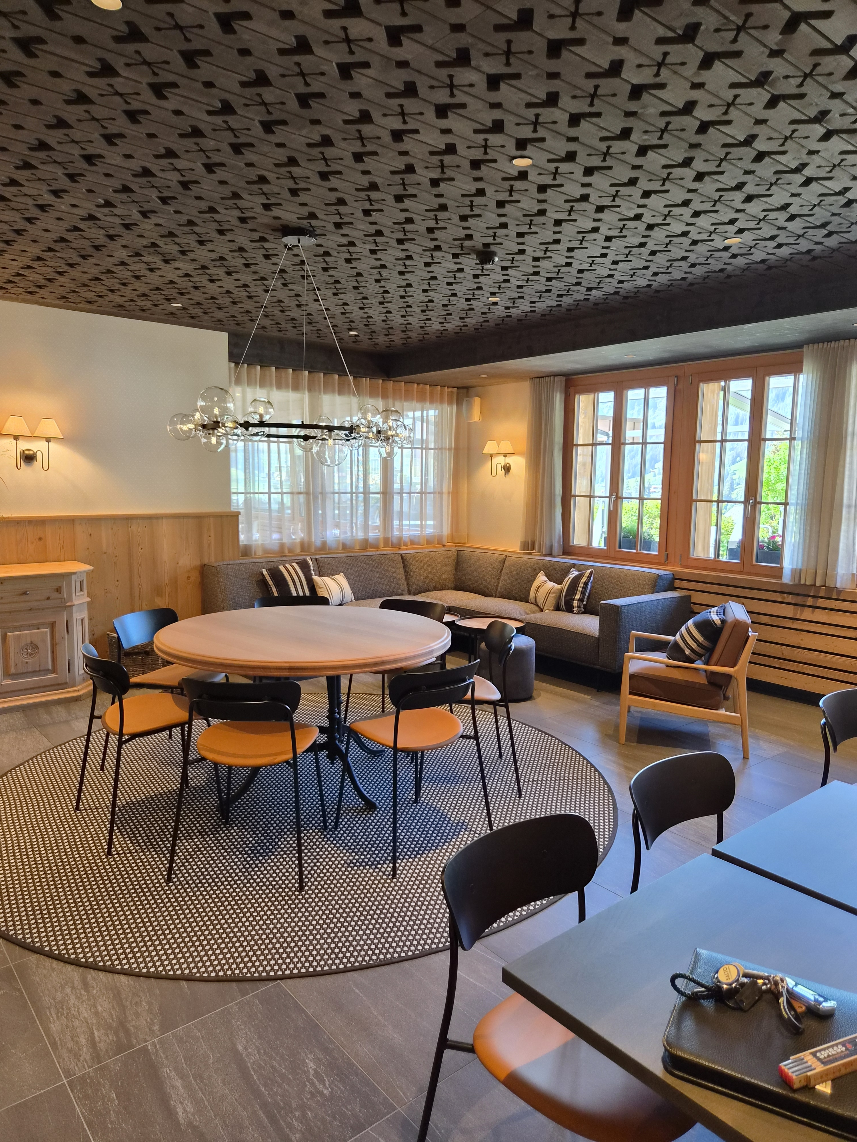 Stilvoller Holzumbau im Hotel Adler