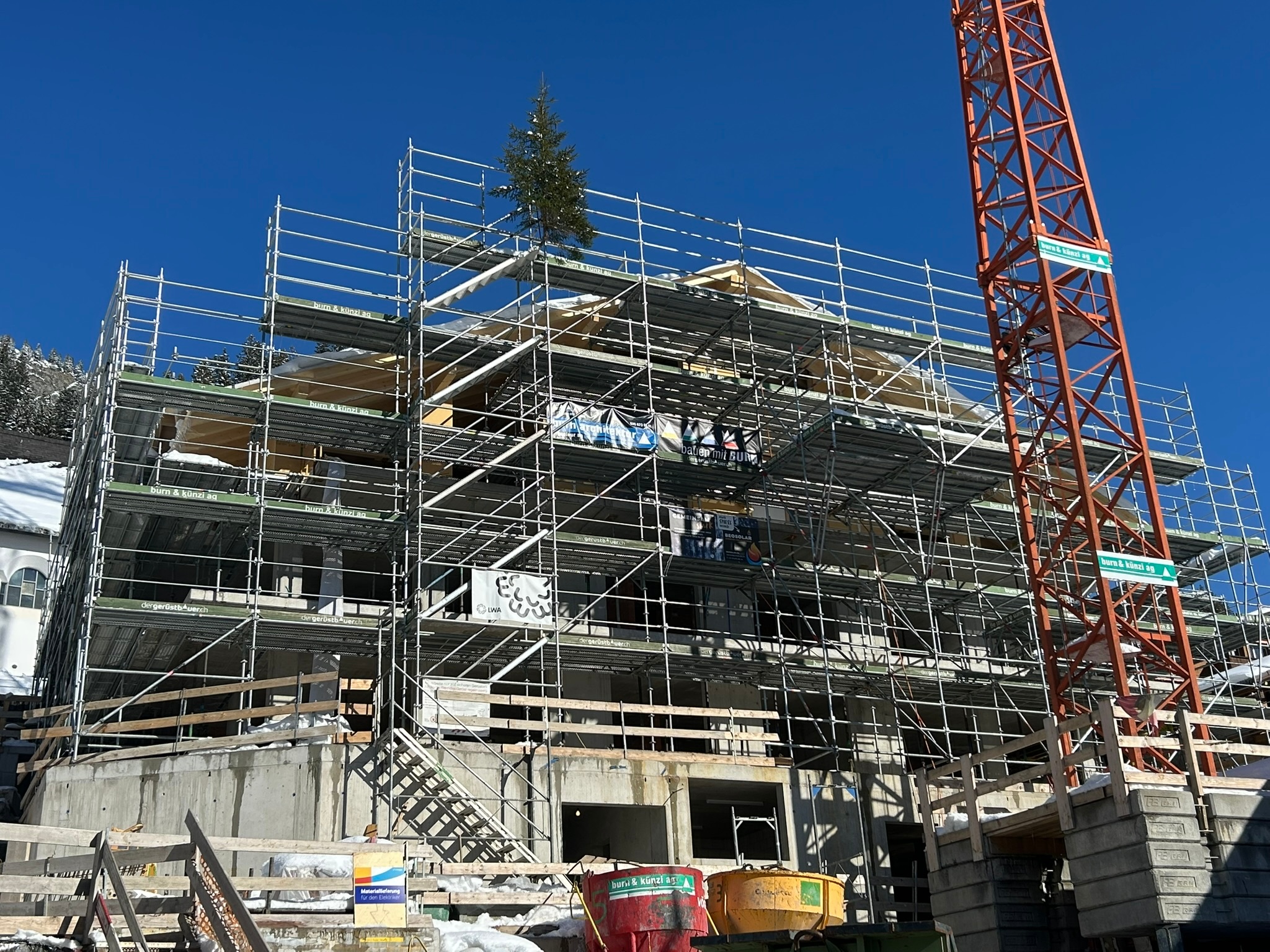 MFH Montana Aufrichtarbeiten - Holzbau Burn AG