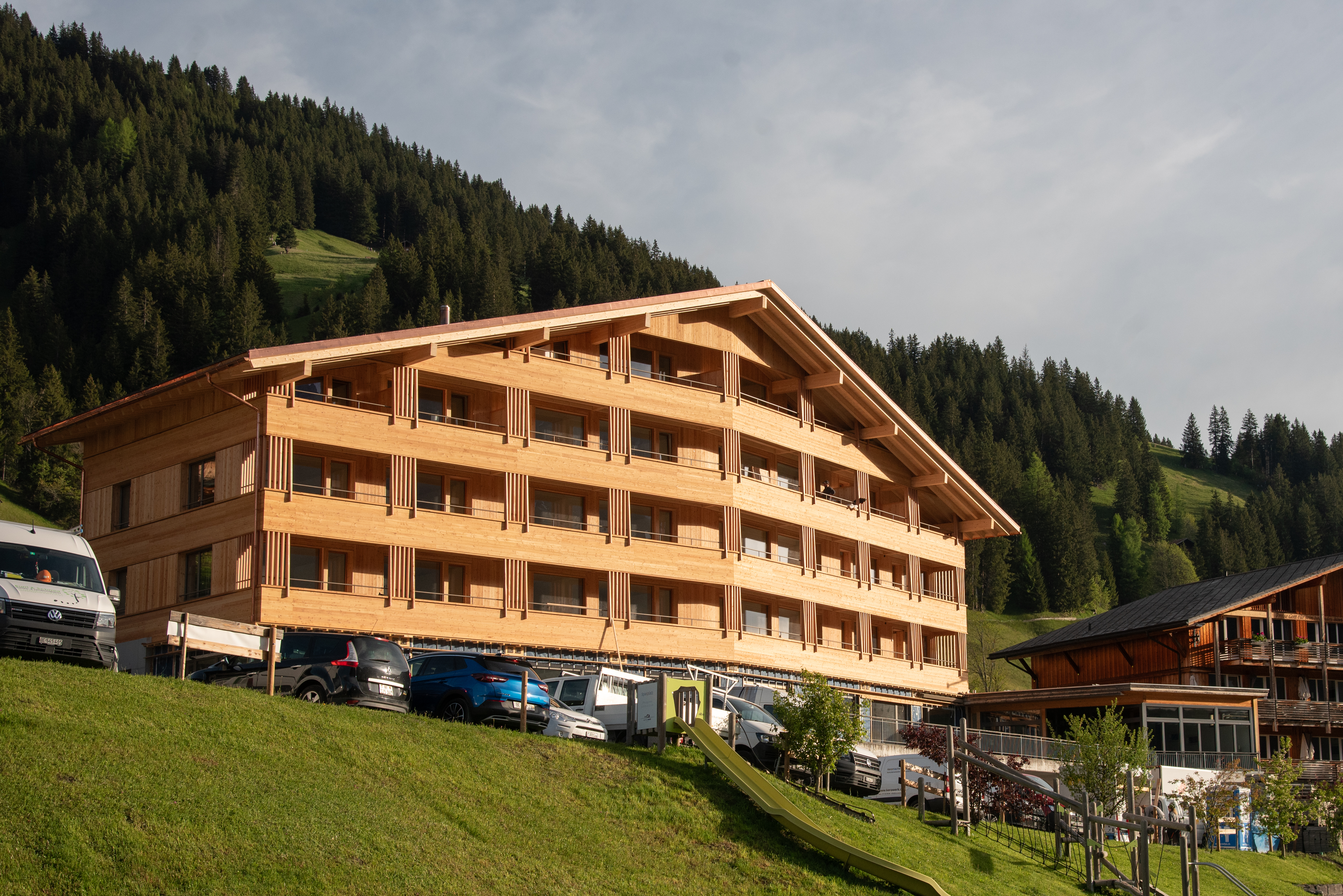 Vorhang auf f&uuml;r den Hotel-Neubau &ndash; jetzt zeigt sich die Fassade - Holzbau Burn AG